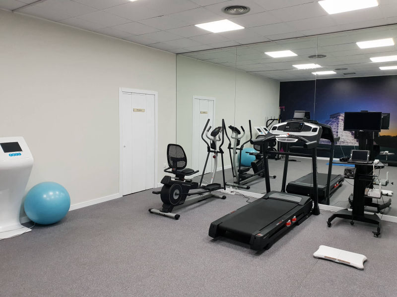 Sala de ejercicio terapéutico con máquinas
