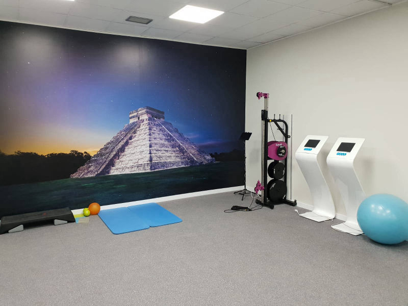 Sala de ejercicio terapéutico con máquinas de electroestimulación y metodología MIET